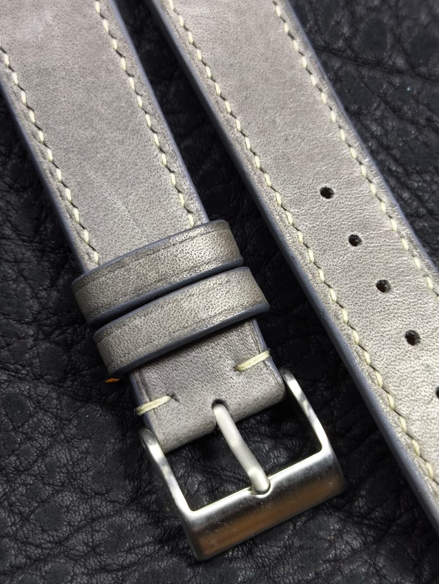 Pulseira cinza com pesponto creme