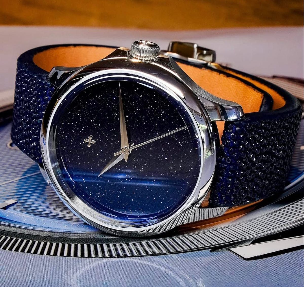 Relógio com mostrador azul e pulseira de arraia