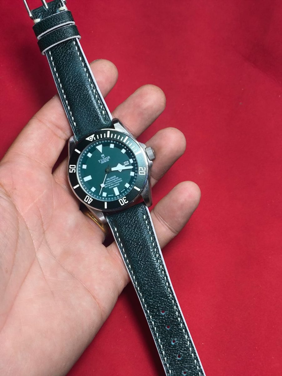 Relógio de mergulho com pulseira verde, na mão do cliente